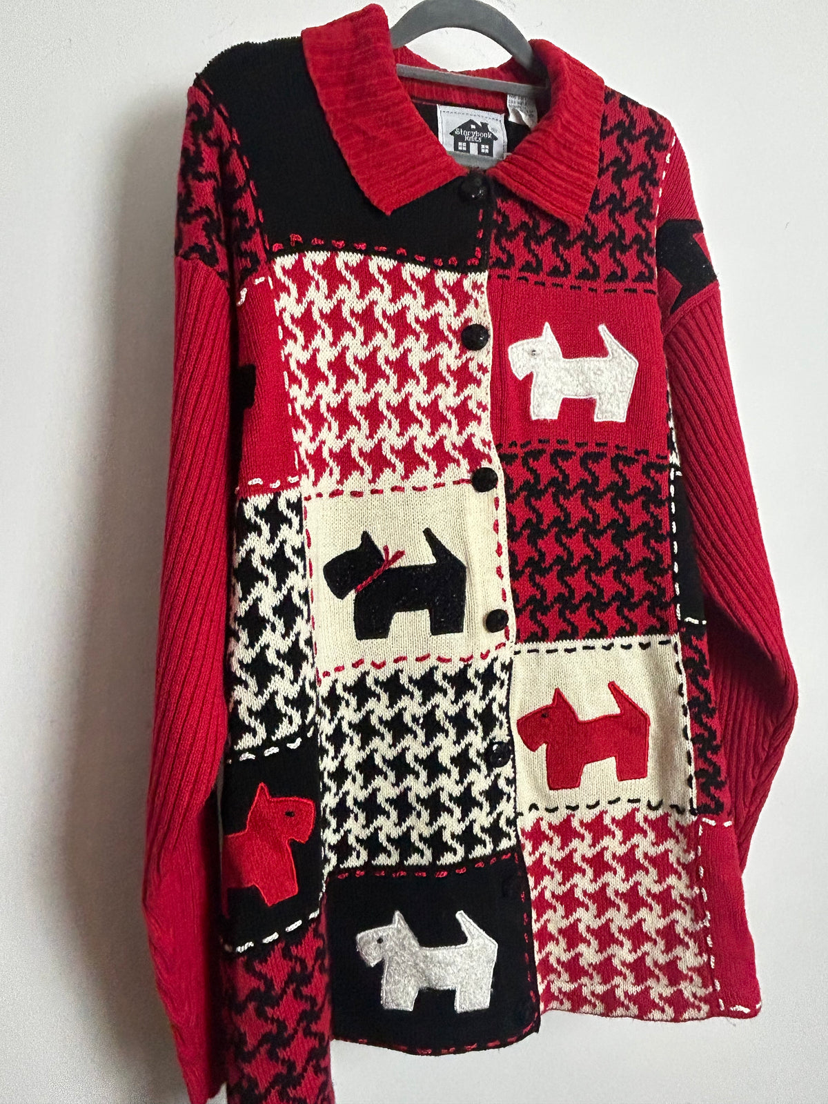 Vintage 1990s BNWT STORYBOOK KNITS Size 1X (UP To 18/20) Red & Black Houndstooth & Scottie Dogs Novelty Print Cardigan
