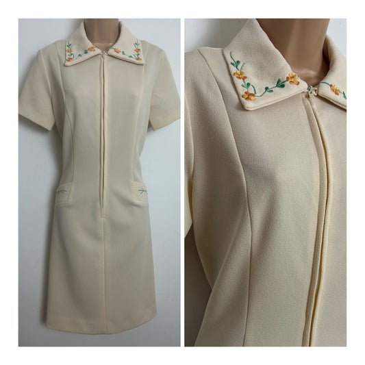 Vintage Early 1970s Size 12 Cream Crimplene Floral Embroidered Zip Front Mod Shift Dress