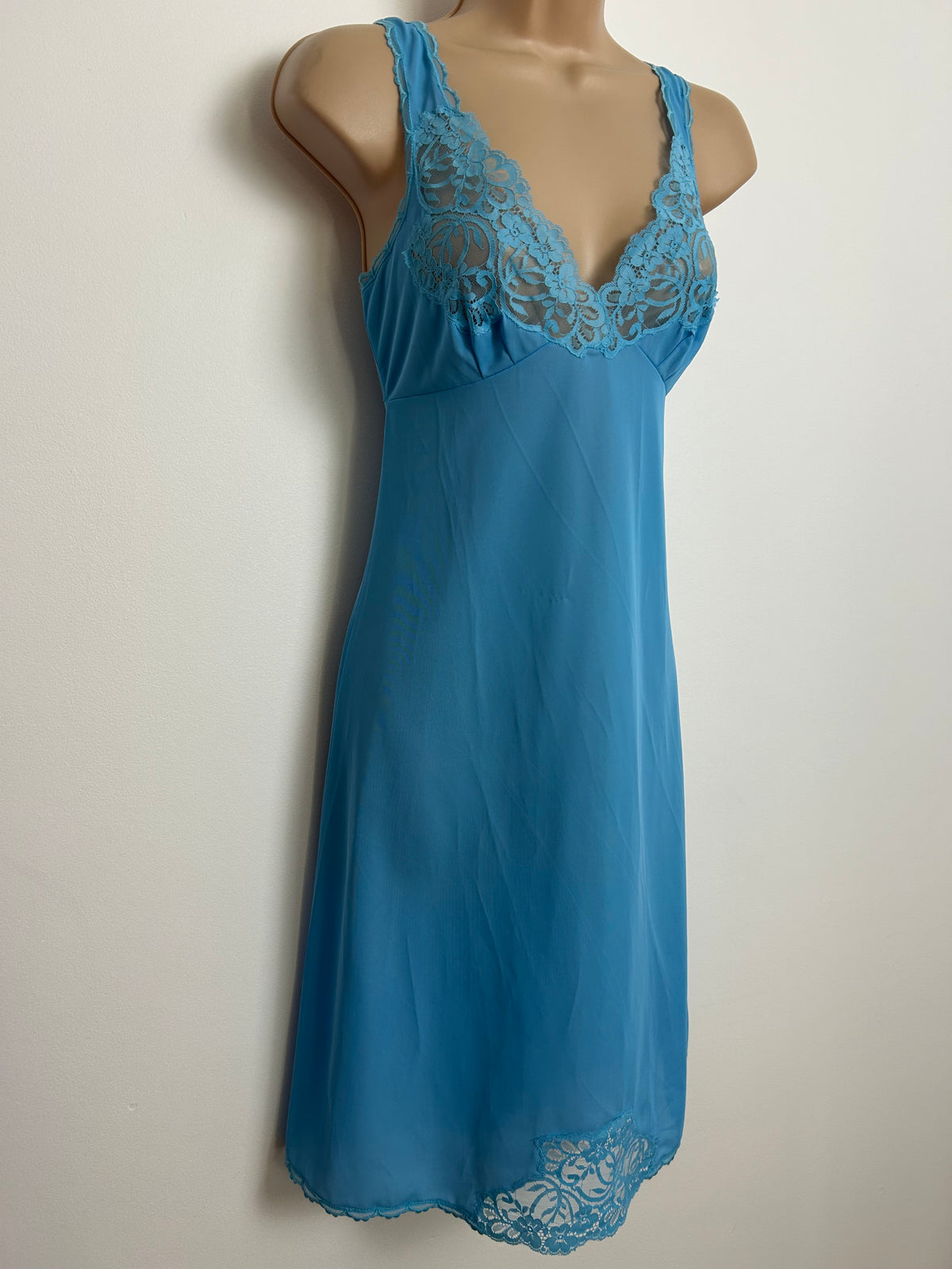 Vintage 1970s Made In Italy Size 6 Pretty Blue Lace Trim Nylon Slip