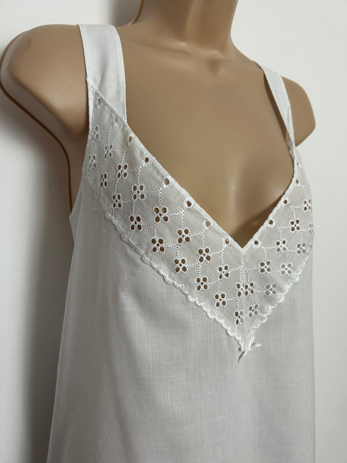Vintage 1980s Size 14-16 White Cotton Mix Broderie Anglais Detail Nightdress
