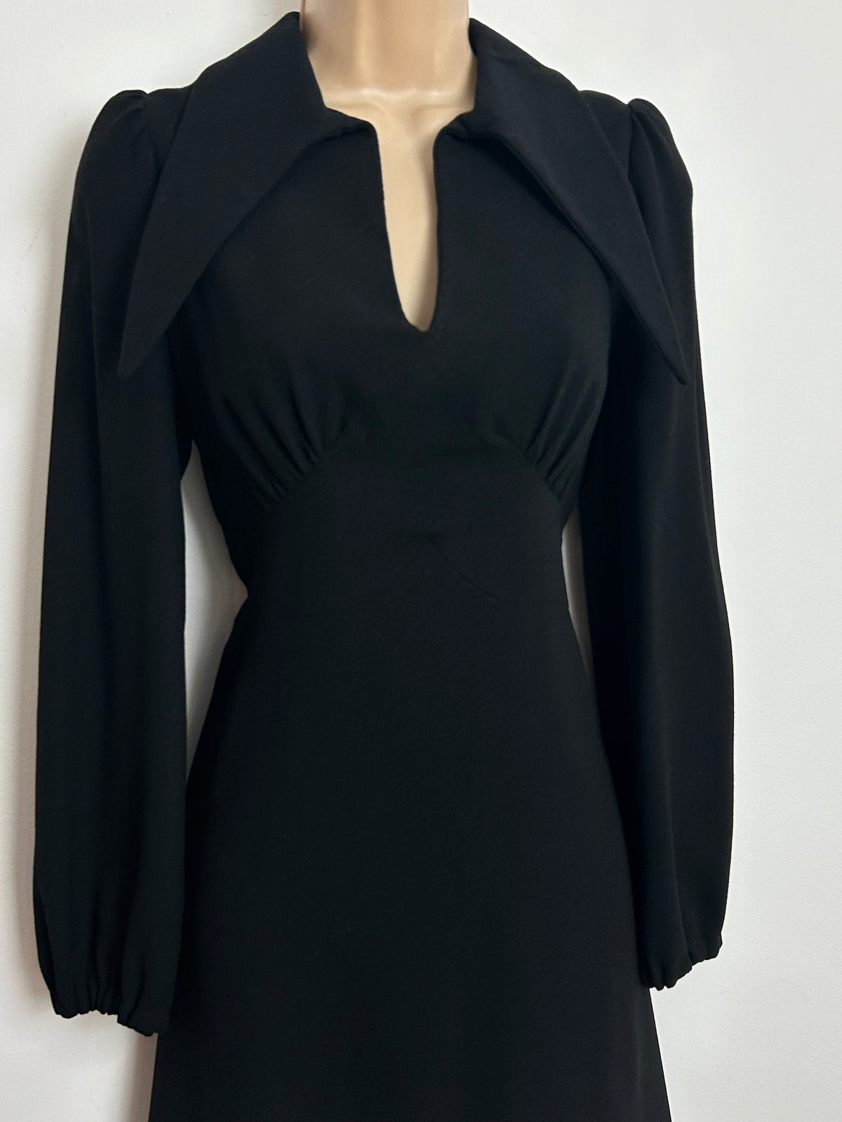 Vintage Late 1960s BANFF Size 8-10 Black Dagger Collar Long Sleeve Mod Dress