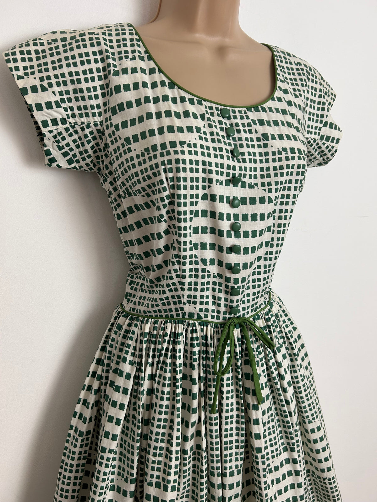 Vintage 1950s CALIFORNIA COTTONS Size 6 White & Green Check Print Bow Detail Gather Pleated Dress