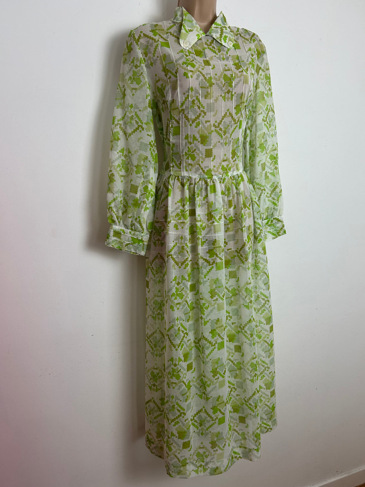 Vintage 1970s Size 10 Lightweight White & Green Abstract Print Cotton Mix Long Sleeve Maxi Dress