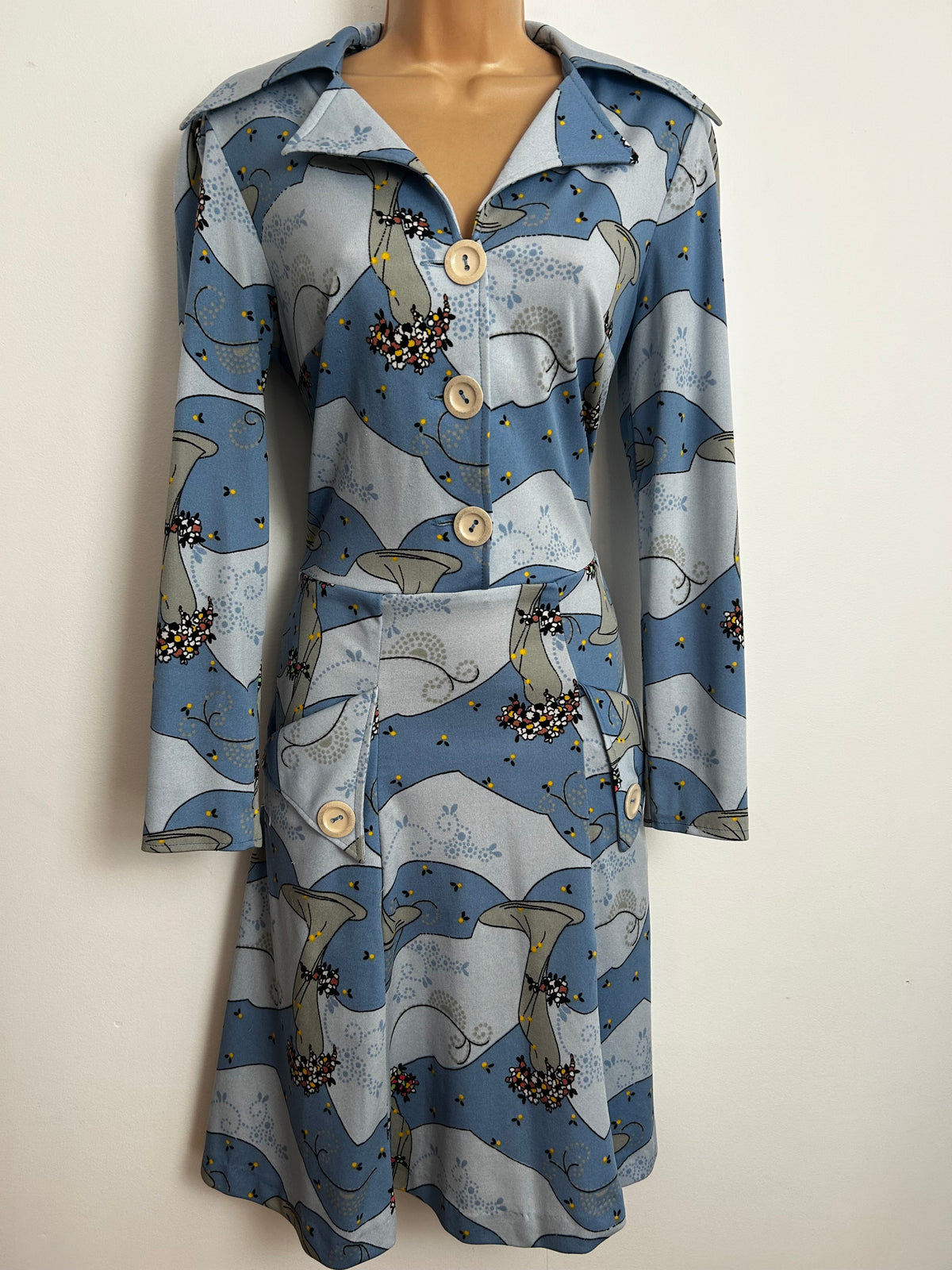 Vintage Early 1970s Size 12 Pale Blue Tones Stylised Art Deco Fashion Illustration Print Dagger Collar Day Dress