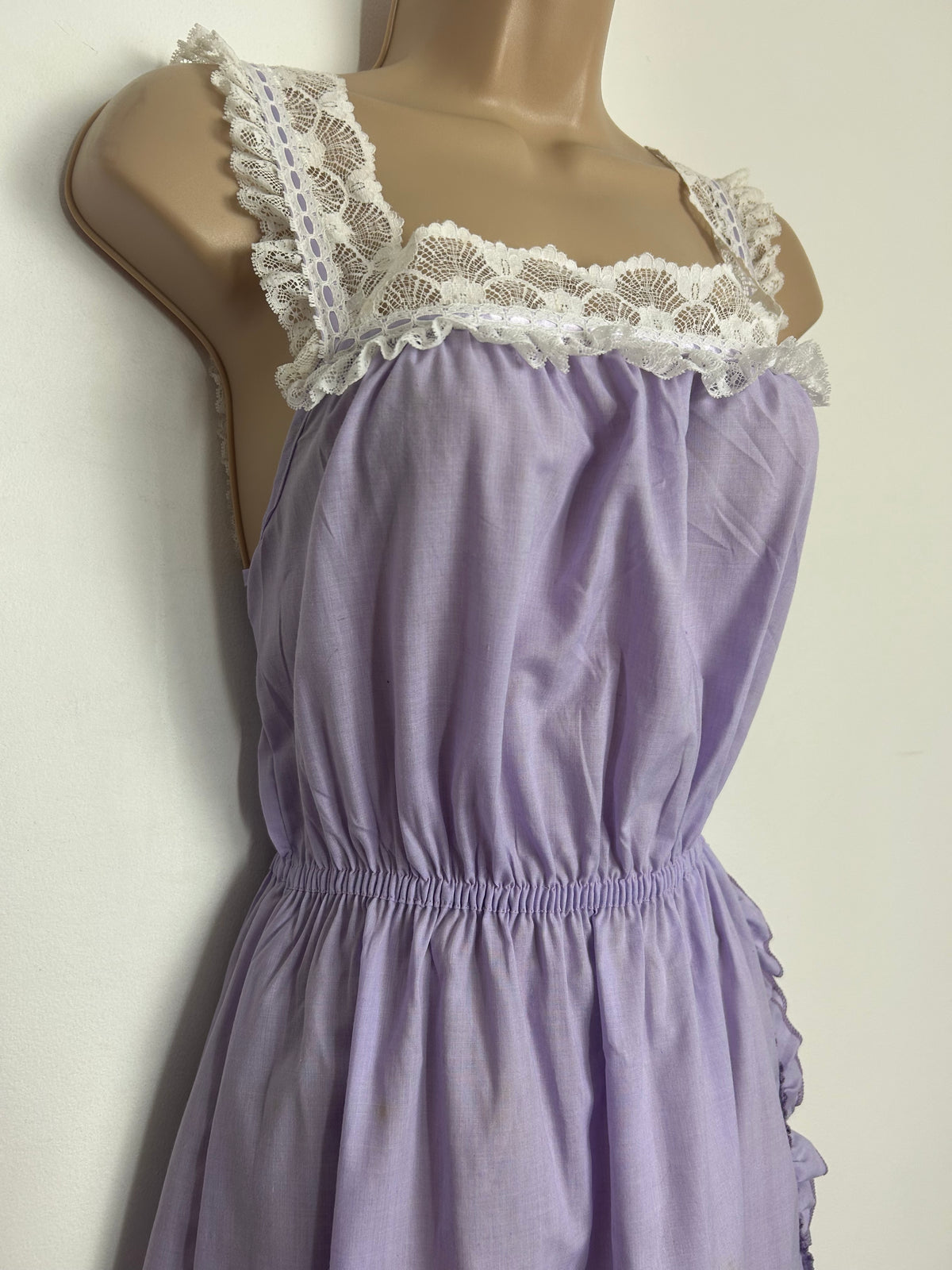 Vintage 1970s Size 10 Pale Lilac White Lace Trim Mock Ruffle Trim Cotton Mix Nightdress