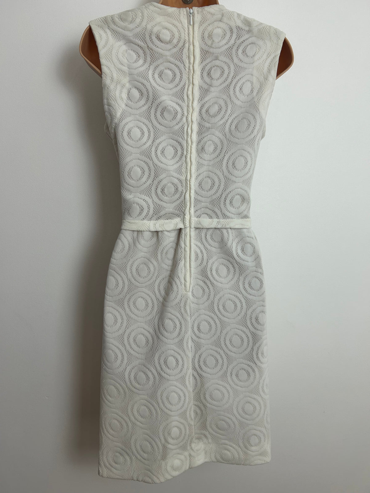 Vintage 1960s Size 14 White Lace Effect Sleeveless Summer Mod Shift Dress