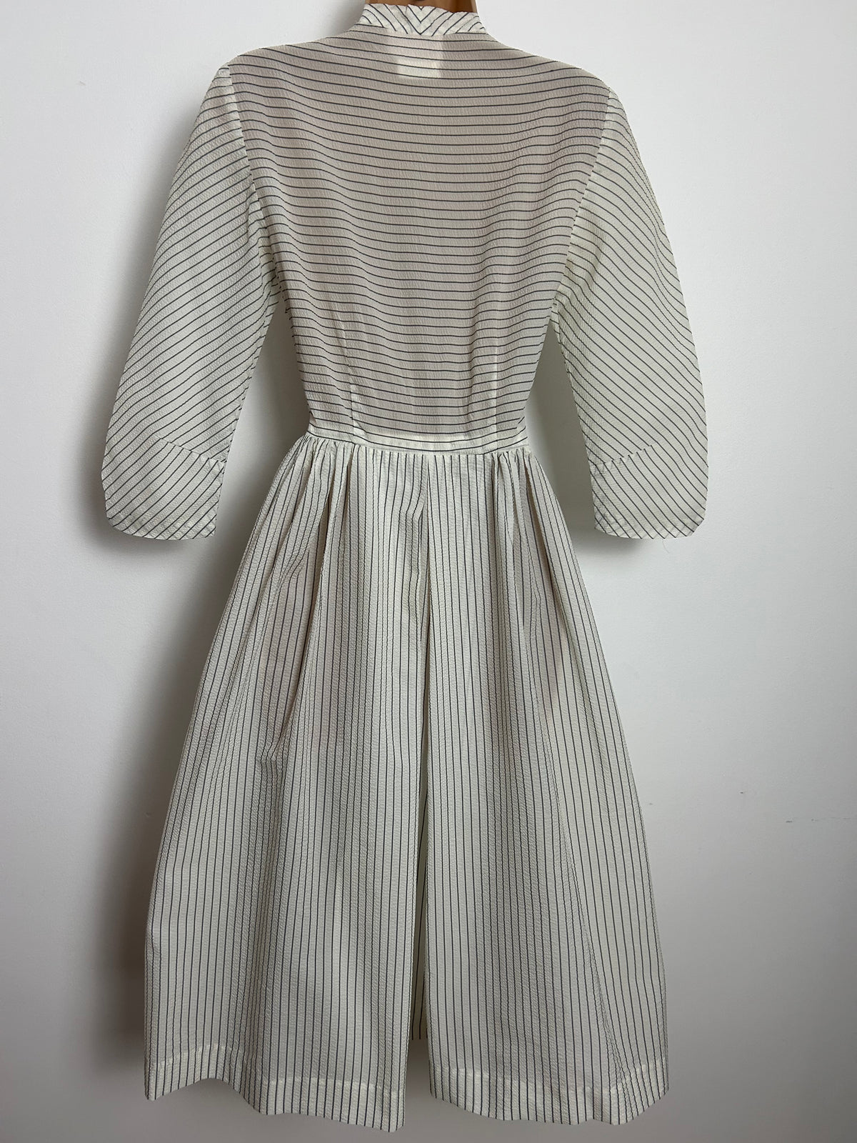Vintage 1950s FRANK USHER Size 6-8 Off White & Grey Pinstripe Fit & Flare Nylon Dress