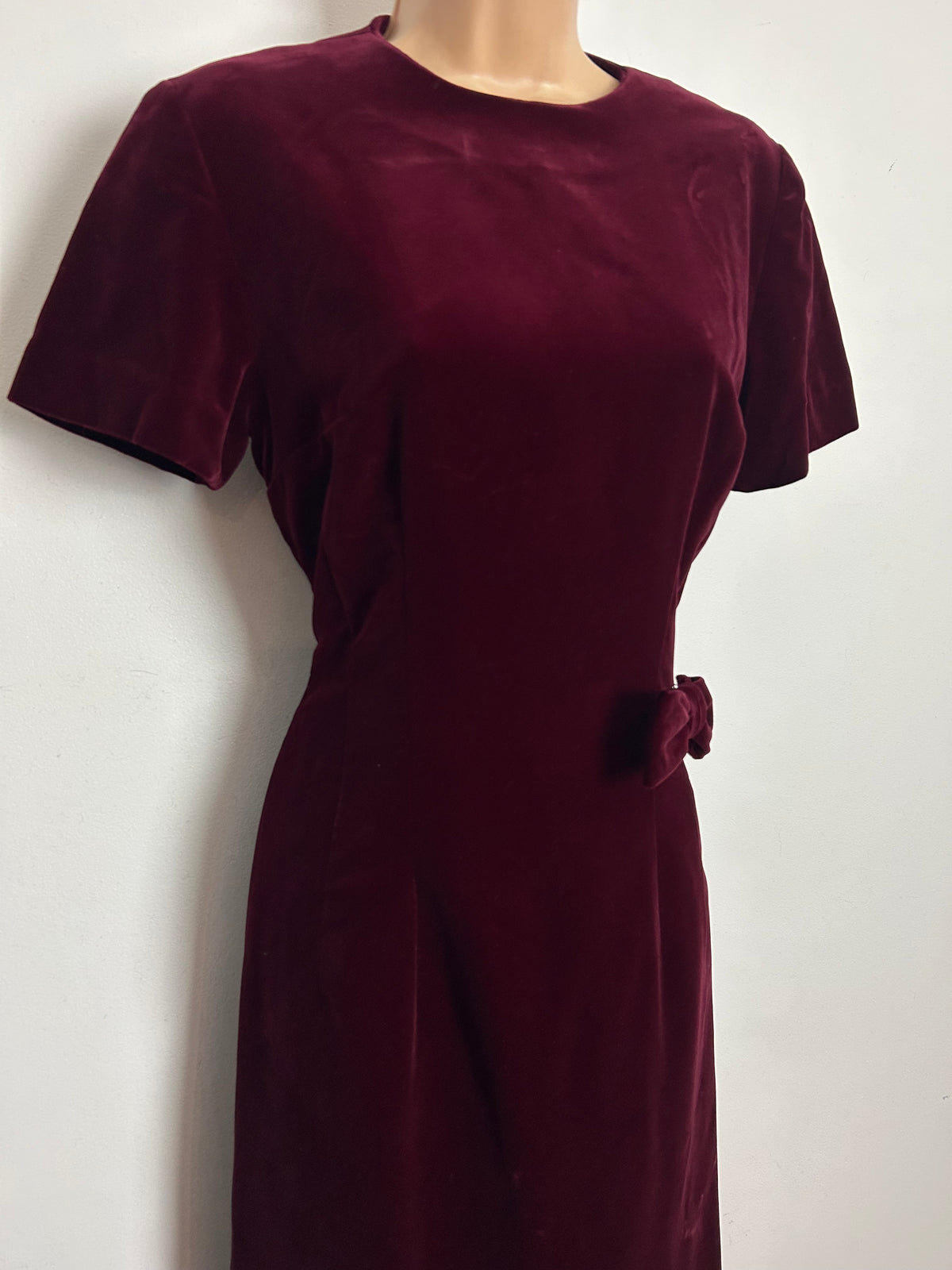 Vintage 1960s Size 8-10 Burgundy Velvet Bow Detail Fitted Christmas Day Dress