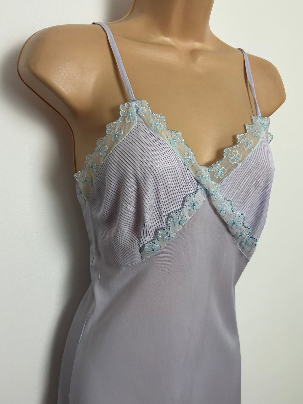 Vintage 1970s Size 8-10 Pale Lilac Plisse Pleat & Lace Trim Nylon Slip