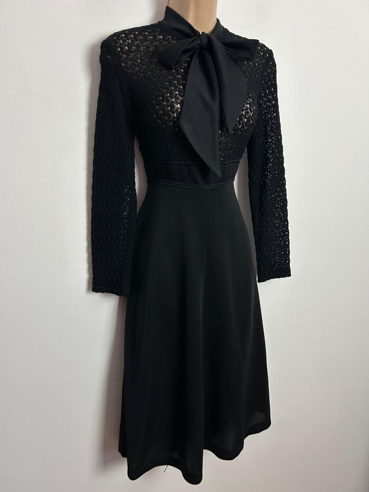 Vintage 1970s UK Size 6-8 Black Stretch Lace Bodice Pussy Bow Long Sleeve Mod Dress