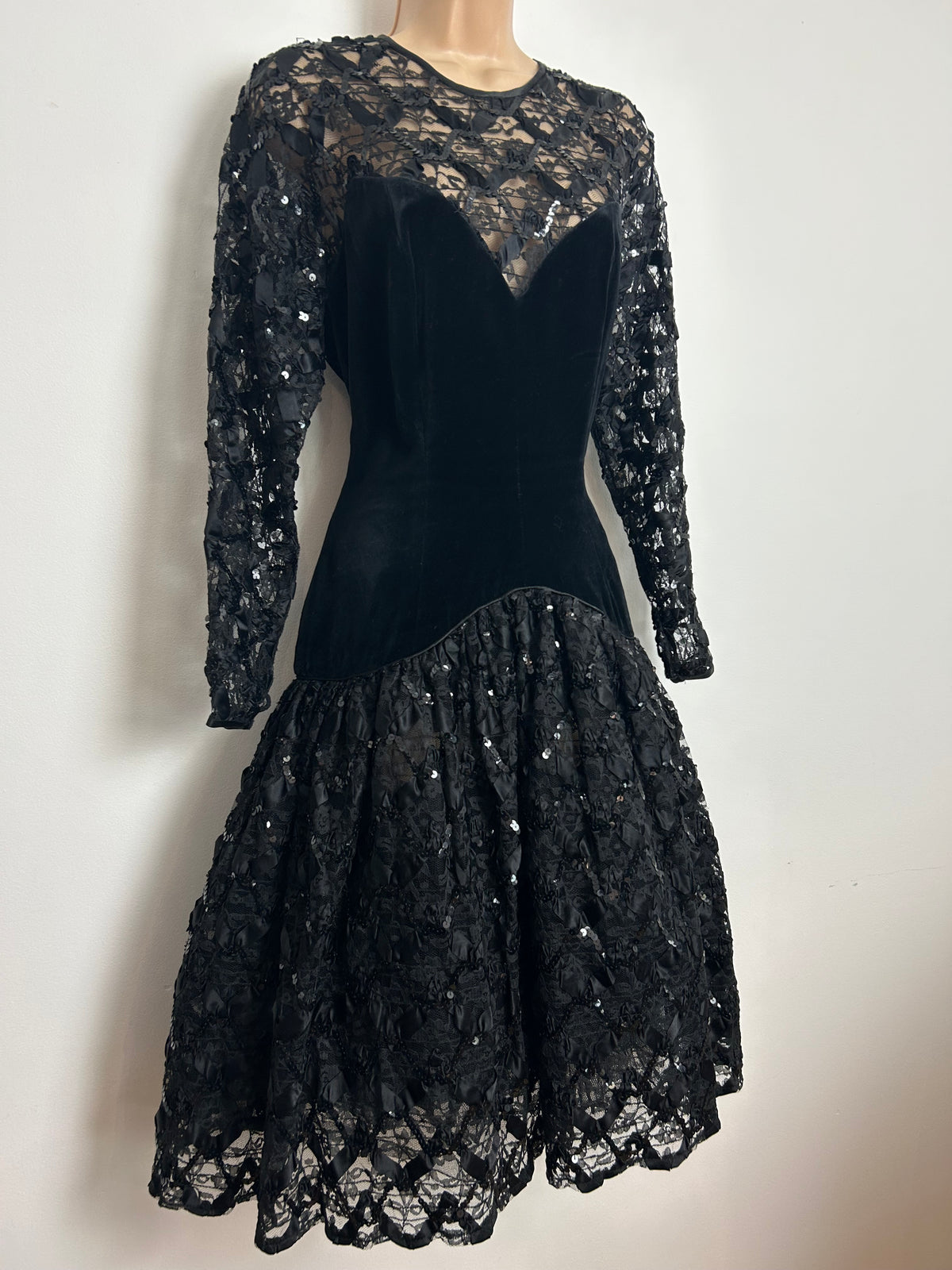 Vintage 1980s BERNSHAW Size 12 Black Velvet & Lace Long Sleeve Cocktail Party Evening Dress