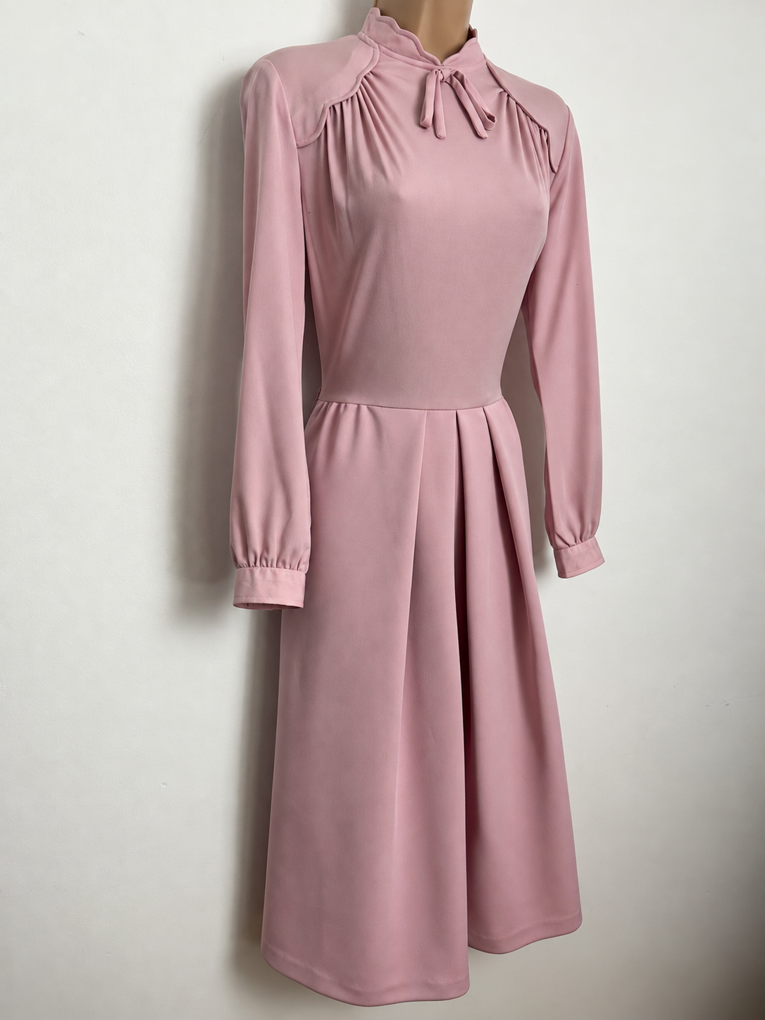 Vintage 1970S CARNEIGIE Size 10 Pale Pink Scallop Neck Long Sleeve Pleated Dress