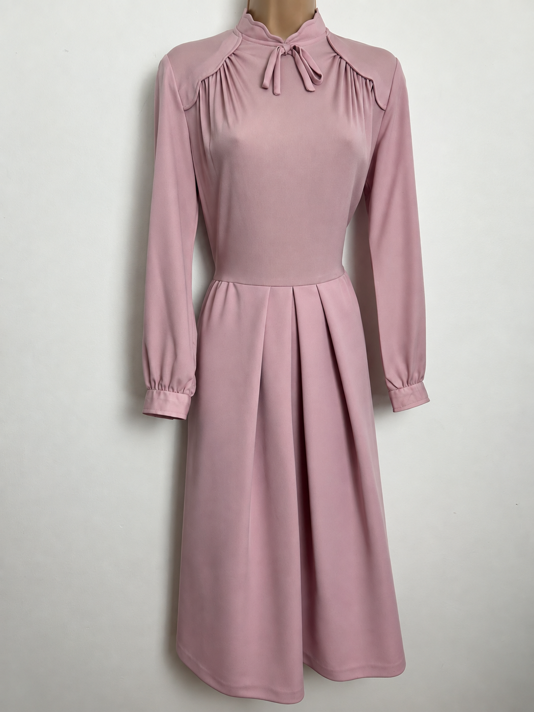 Vintage 1970S CARNEIGIE Size 10 Pale Pink Scallop Neck Long Sleeve Pleated Dress