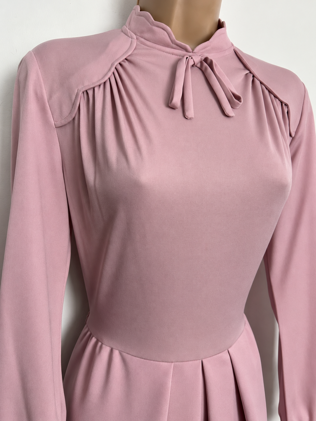 Vintage 1970S CARNEIGIE Size 10 Pale Pink Scallop Neck Long Sleeve Pleated Dress