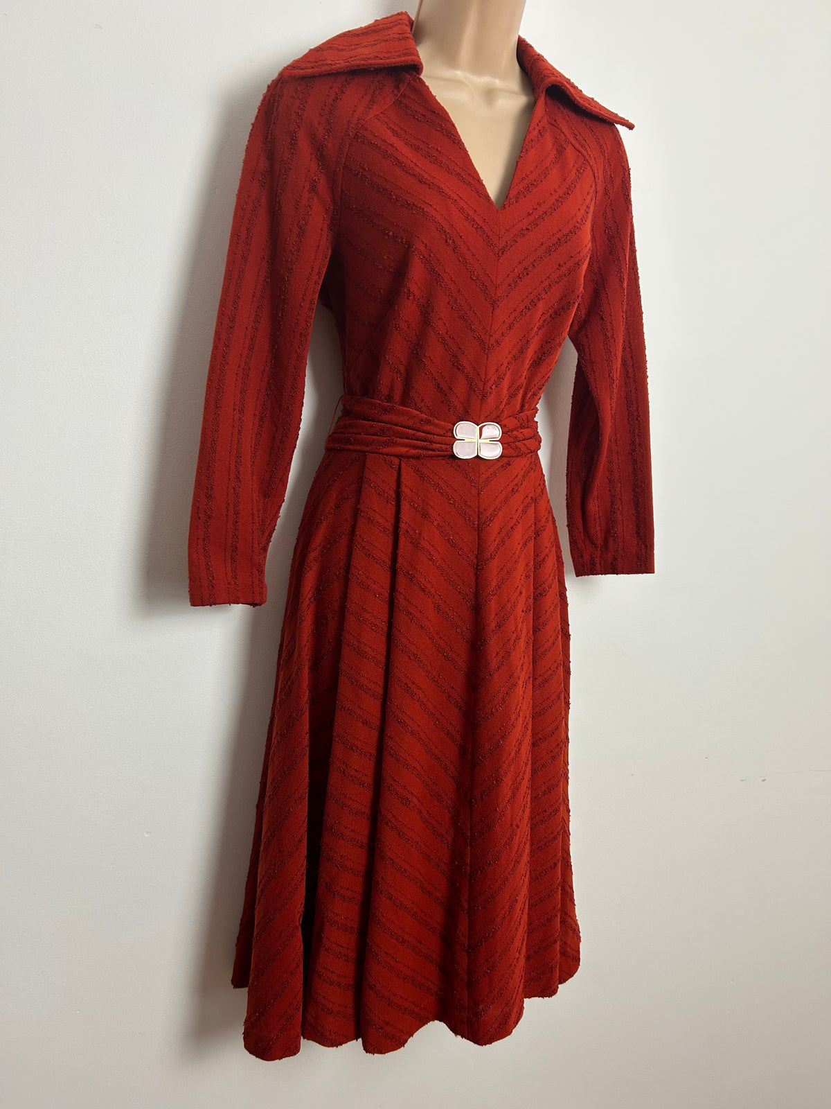 Vintage 1970s CARNEGIE Size 8 Rust Chevron Stripe Textured Wide Collared Belted Day Dress