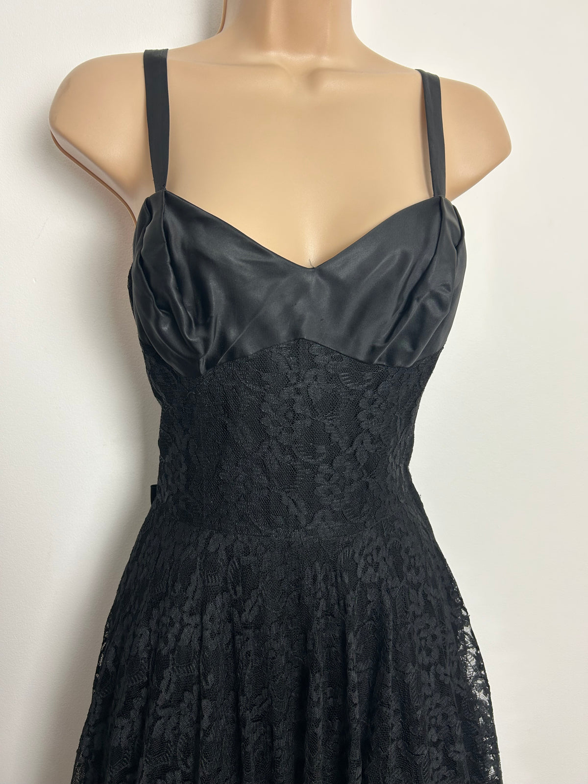 Vintage Late 1950s BLANES Size 8 Beautiful Lace Bow Back Detail Evening Occasion Ballgown