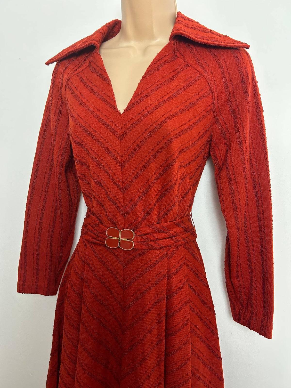 Vintage 1970s CARNEGIE Size 8 Rust Chevron Stripe Textured Wide Collared Belted Day Dress