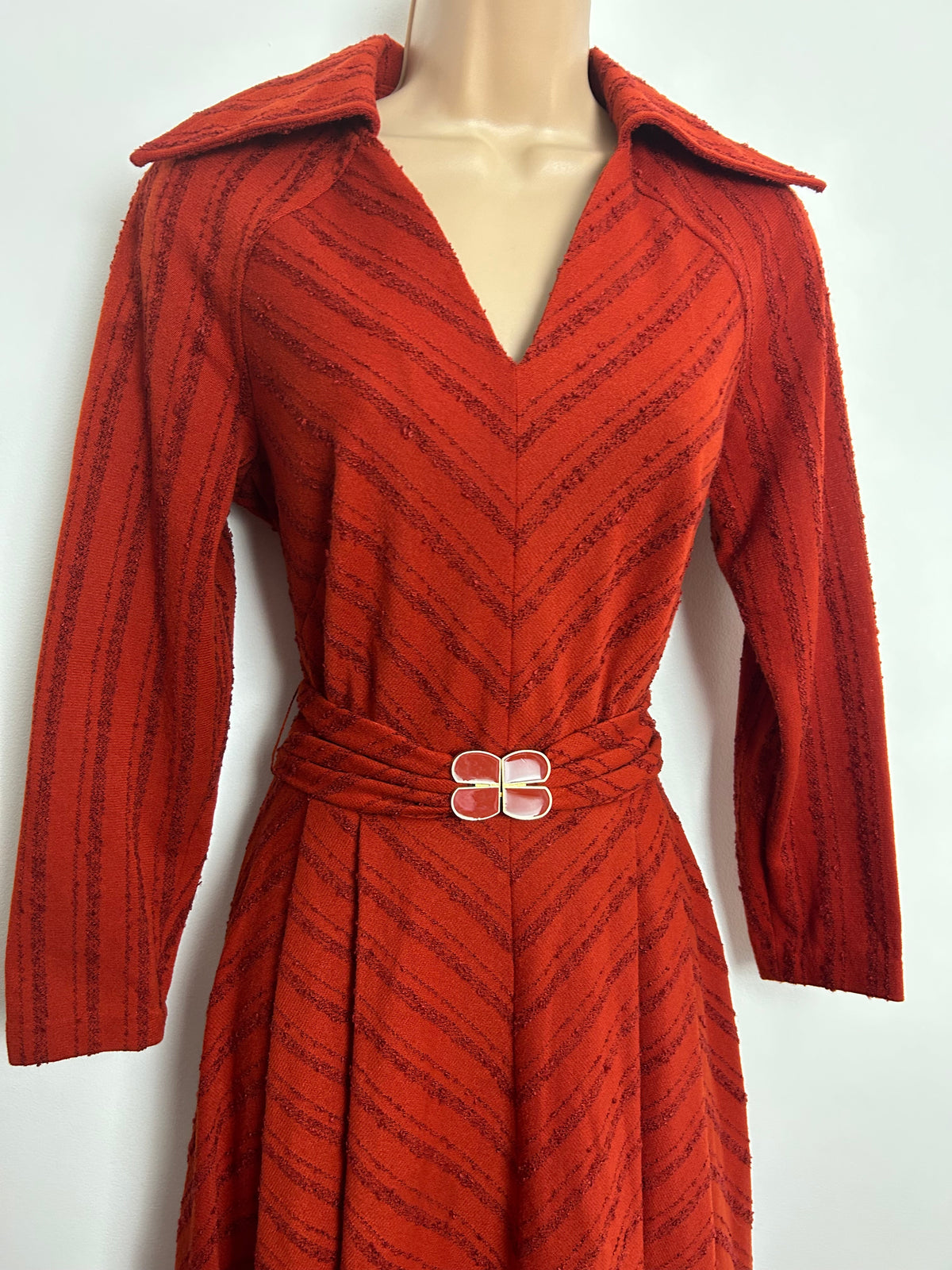 Vintage 1970s CARNEGIE Size 8 Rust Chevron Stripe Textured Wide Collared Belted Day Dress