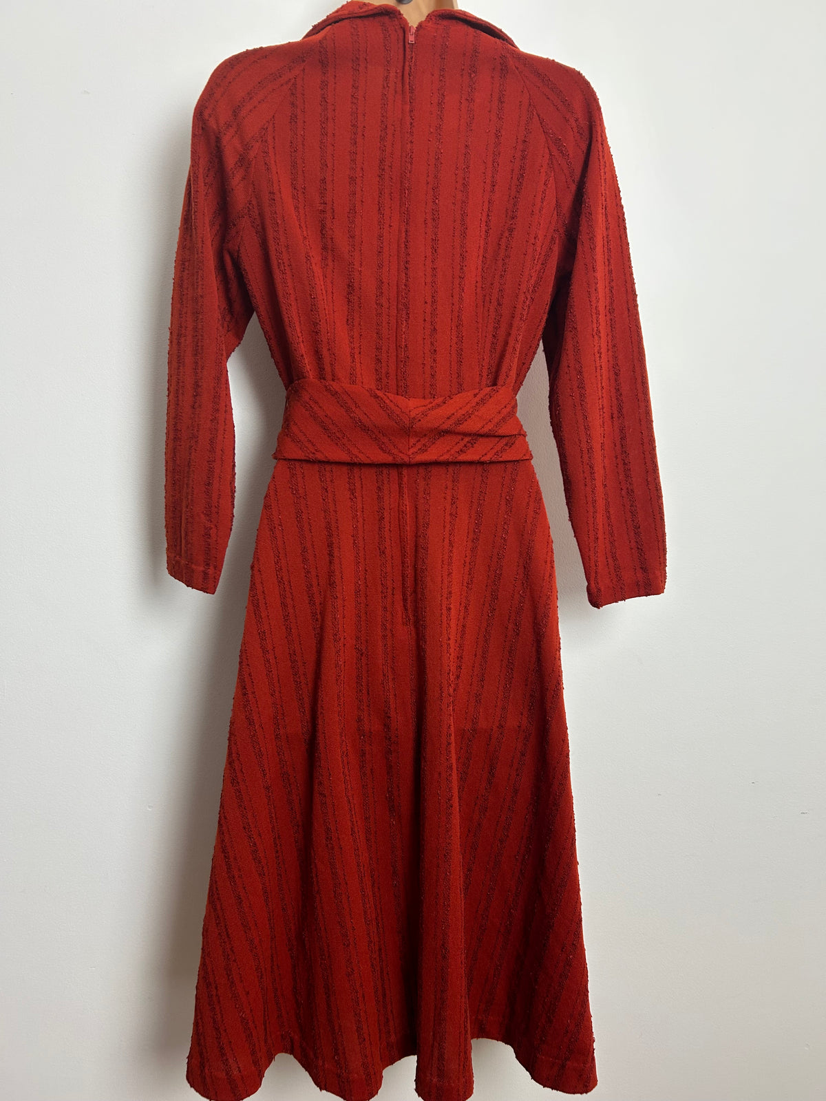 Vintage 1970s CARNEGIE Size 8 Rust Chevron Stripe Textured Wide Collared Belted Day Dress