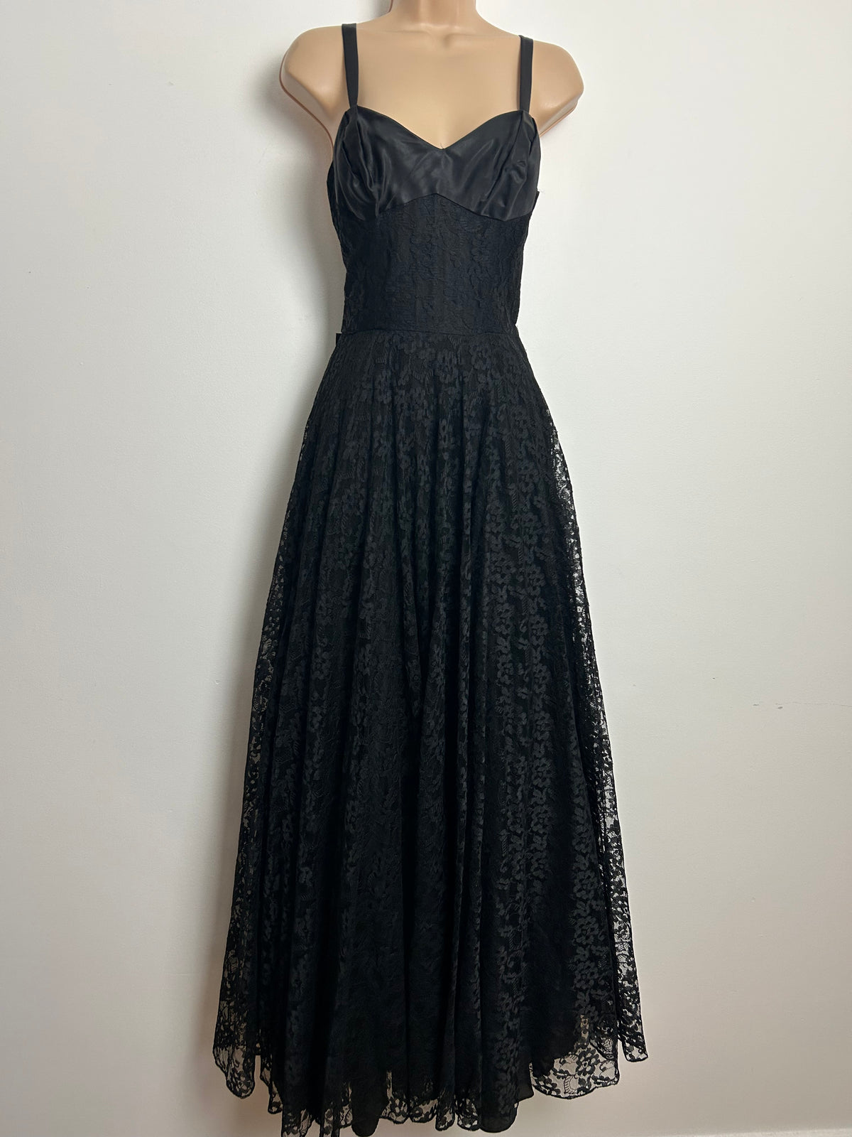 Vintage Late 1950s BLANES Size 8 Beautiful Lace Bow Back Detail Evening Occasion Ballgown
