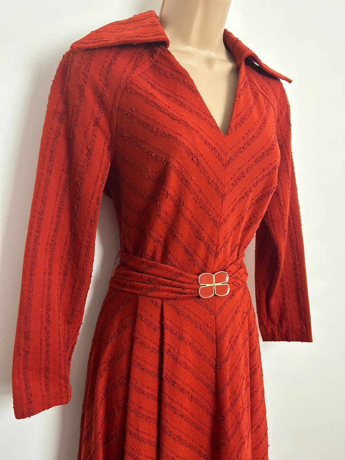 Vintage 1970s CARNEGIE Size 8 Rust Chevron Stripe Textured Wide Collared Belted Day Dress