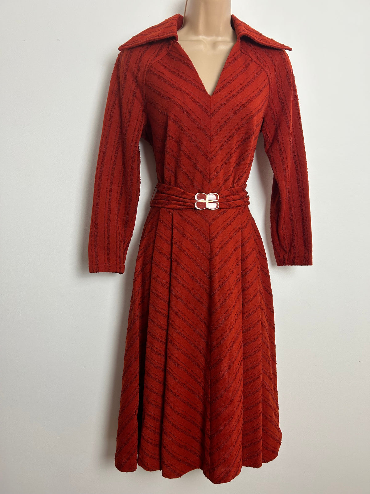 Vintage 1970s CARNEGIE Size 8 Rust Chevron Stripe Textured Wide Collared Belted Day Dress
