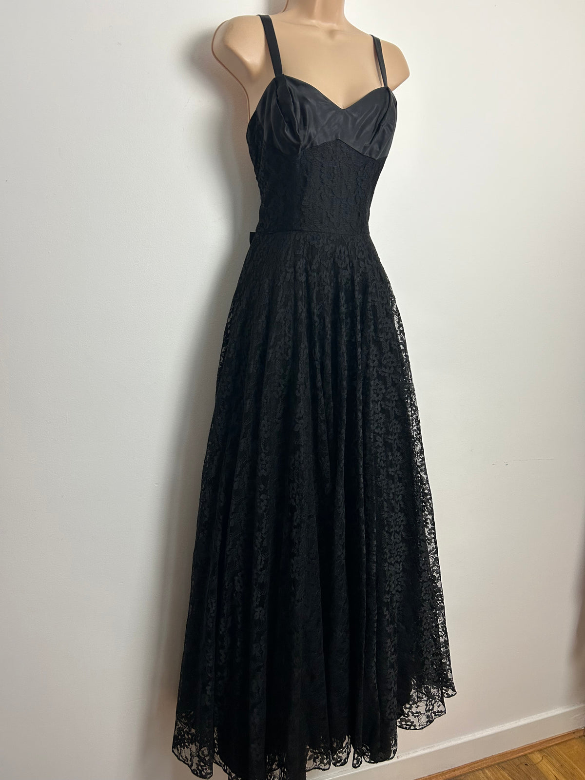 Vintage Late 1950s BLANES Size 8 Beautiful Lace Bow Back Detail Evening Occasion Ballgown