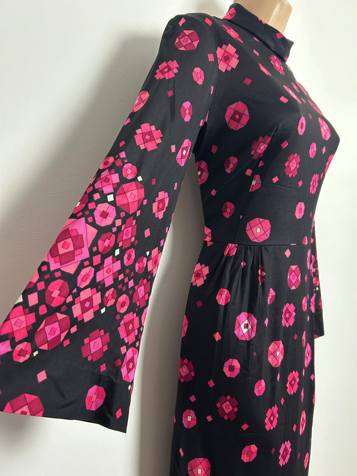 Vintage 1970s EASTEX SIZE 10 Black & Pink Tones Geo Print Long Sleeve Midi Dress